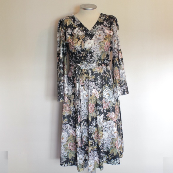 Vintage Dresses & Skirts - VINTAGE 1970s Bell Sleeve Floral Dress